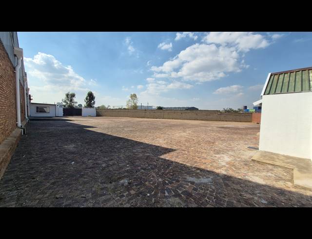 329M² WAREHOUSE TO LET IN APEX